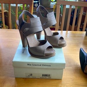 Mia Limited Edition Natural leather shoes